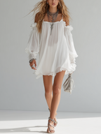 Vestido Violeta Cortés con Estilo Bohemio y Hombros Descubiertos