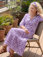 Vestido Violeta Cortés con Estampado Floral Repetido