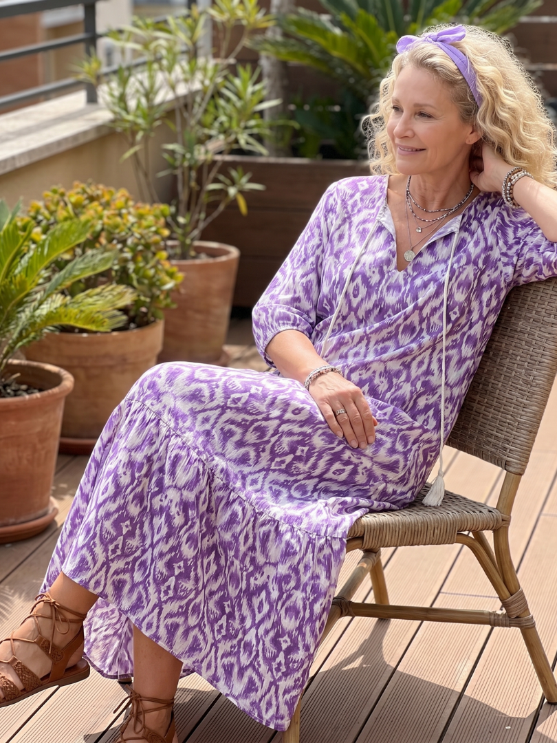 Vestido Violeta Cortés con Estampado Floral Repetido