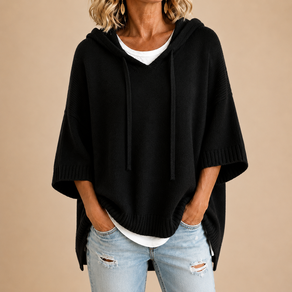 Poncho Violeta Cortés con Capucha en Negro