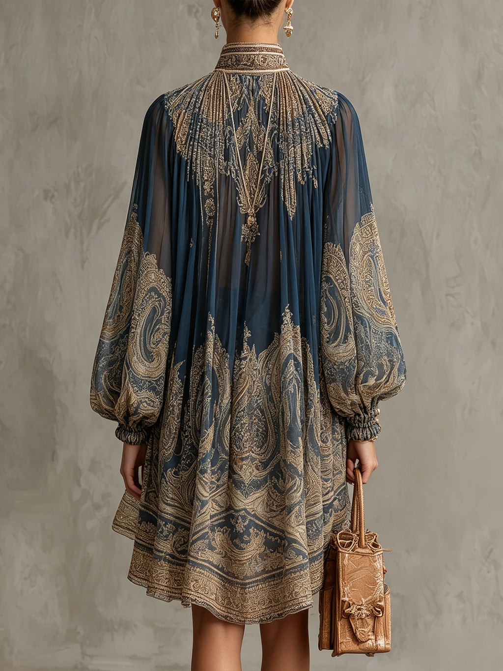 Vestido Violeta Cortés con Estampado Barroco y Cuello Alto