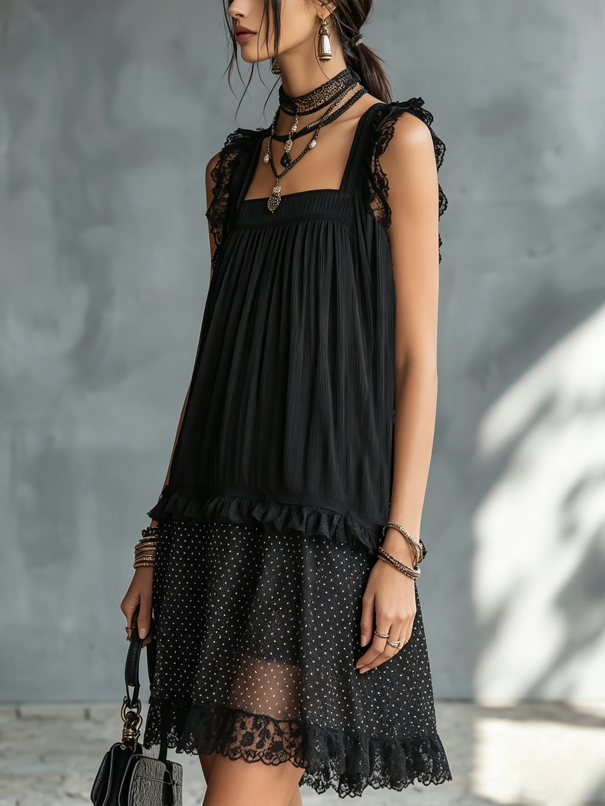 Vestido Violeta Cortés con Lunares y Ribete de Encaje