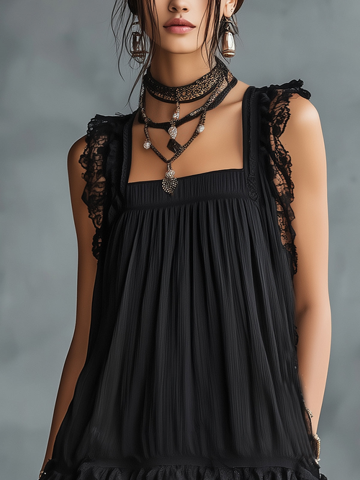 Vestido Violeta Cortés con Lunares y Ribete de Encaje