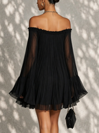 Vestido Violeta Cortés con Mangas Acampanadas y Hombros Descubiertos