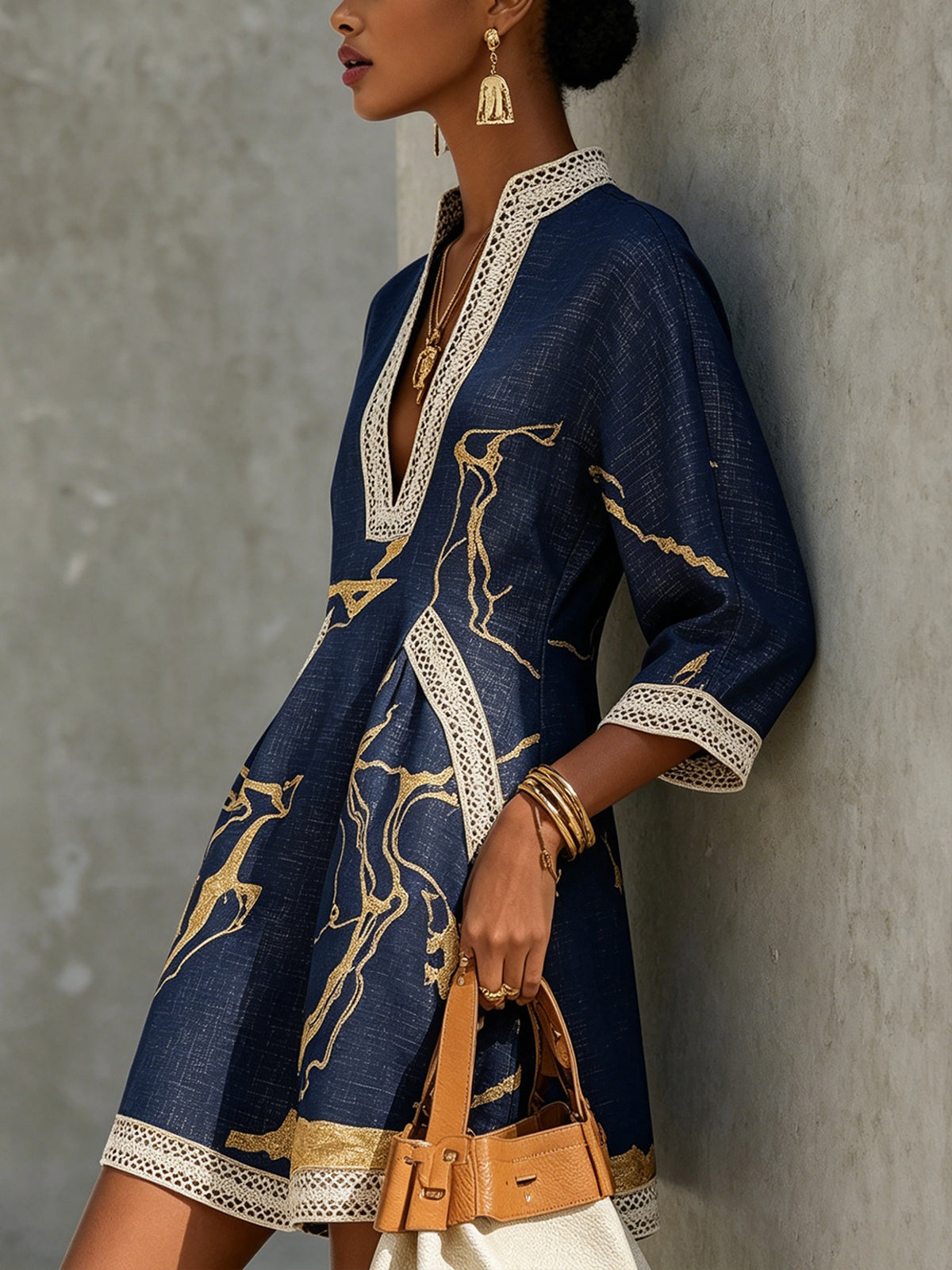 Vestido Violeta Cortés con Encaje Crochet Azul Marino y Motivos Dorados