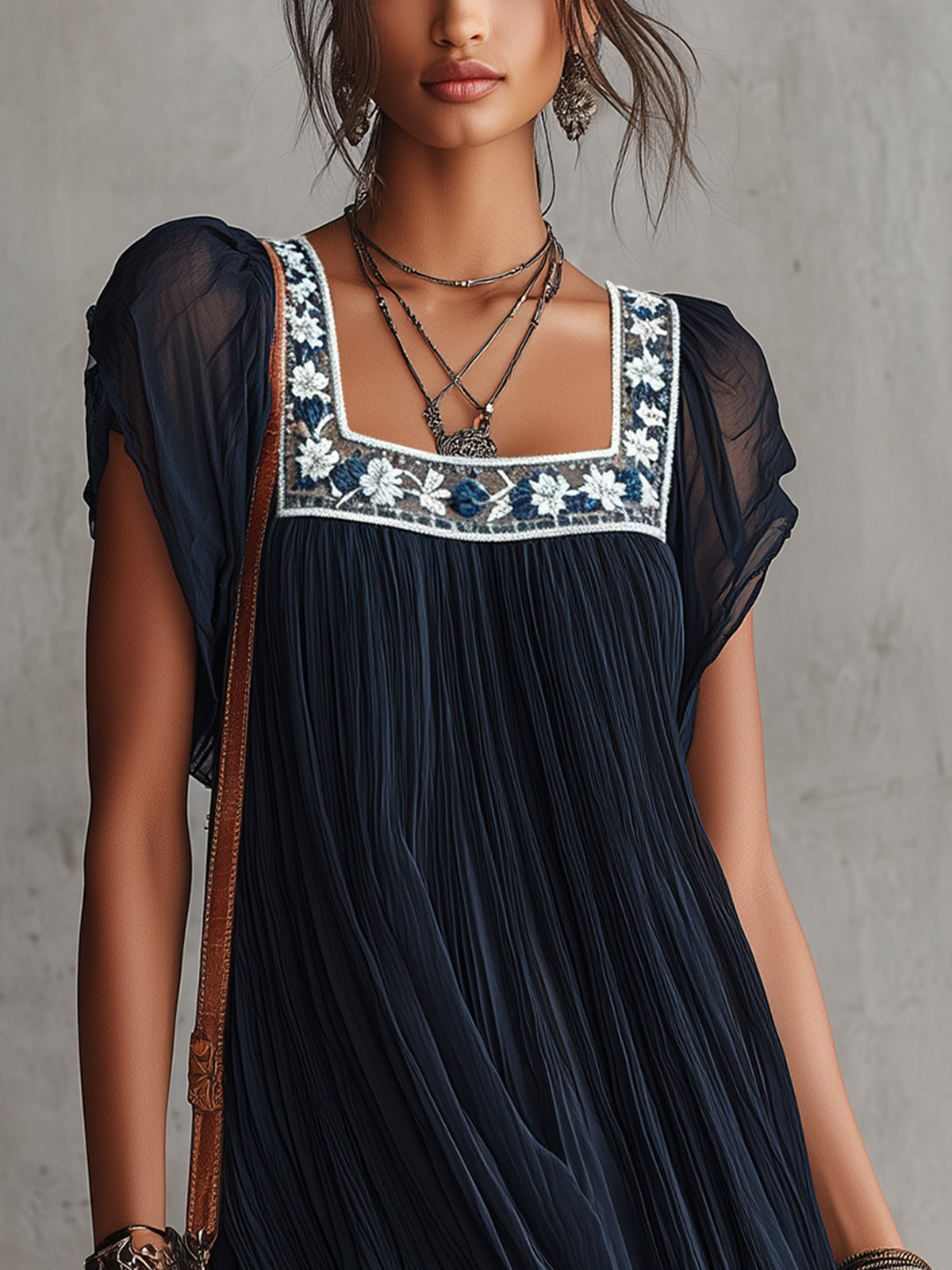 Vestido Violeta Cortés con Gasa Bordada con Flores