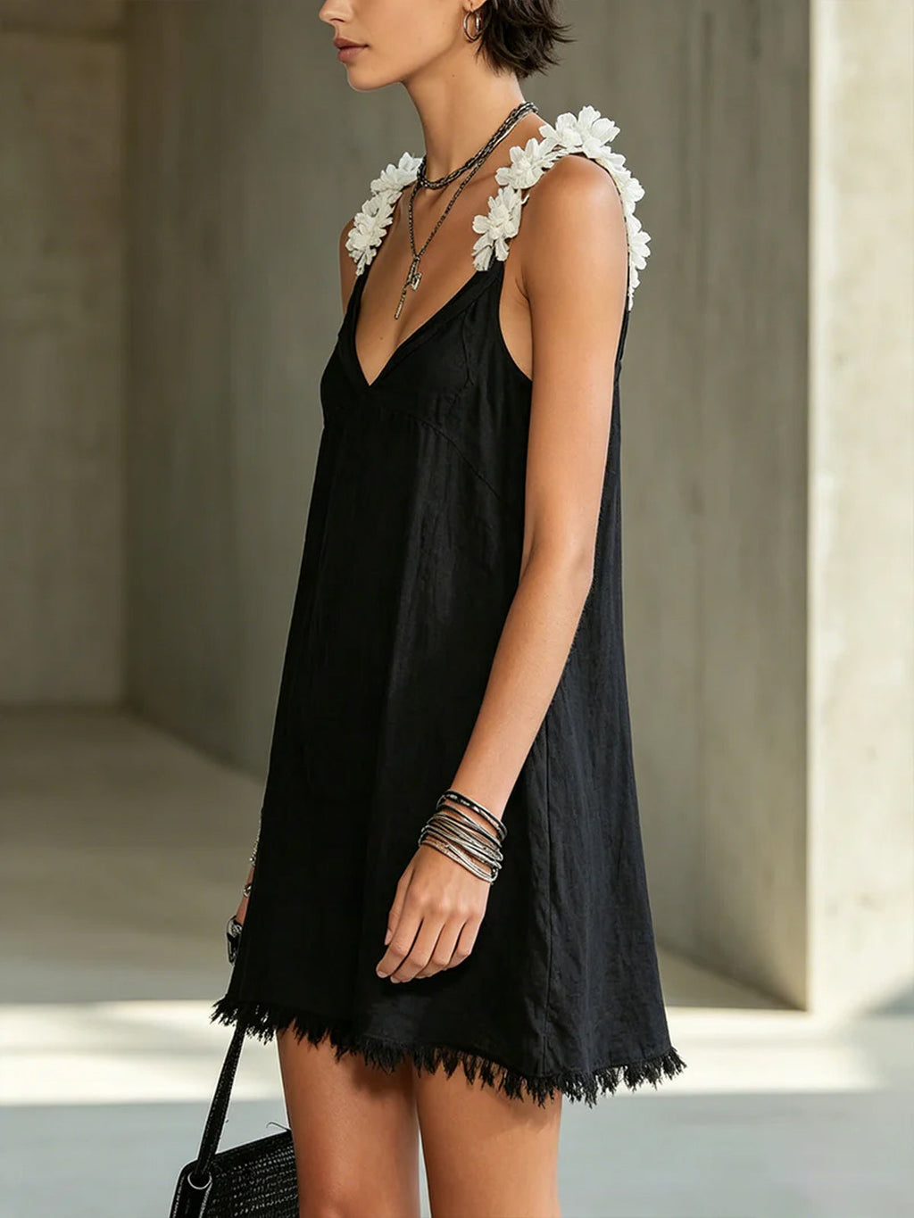 Vestido Violeta Cortés con Escote en V y Tirantes Florales