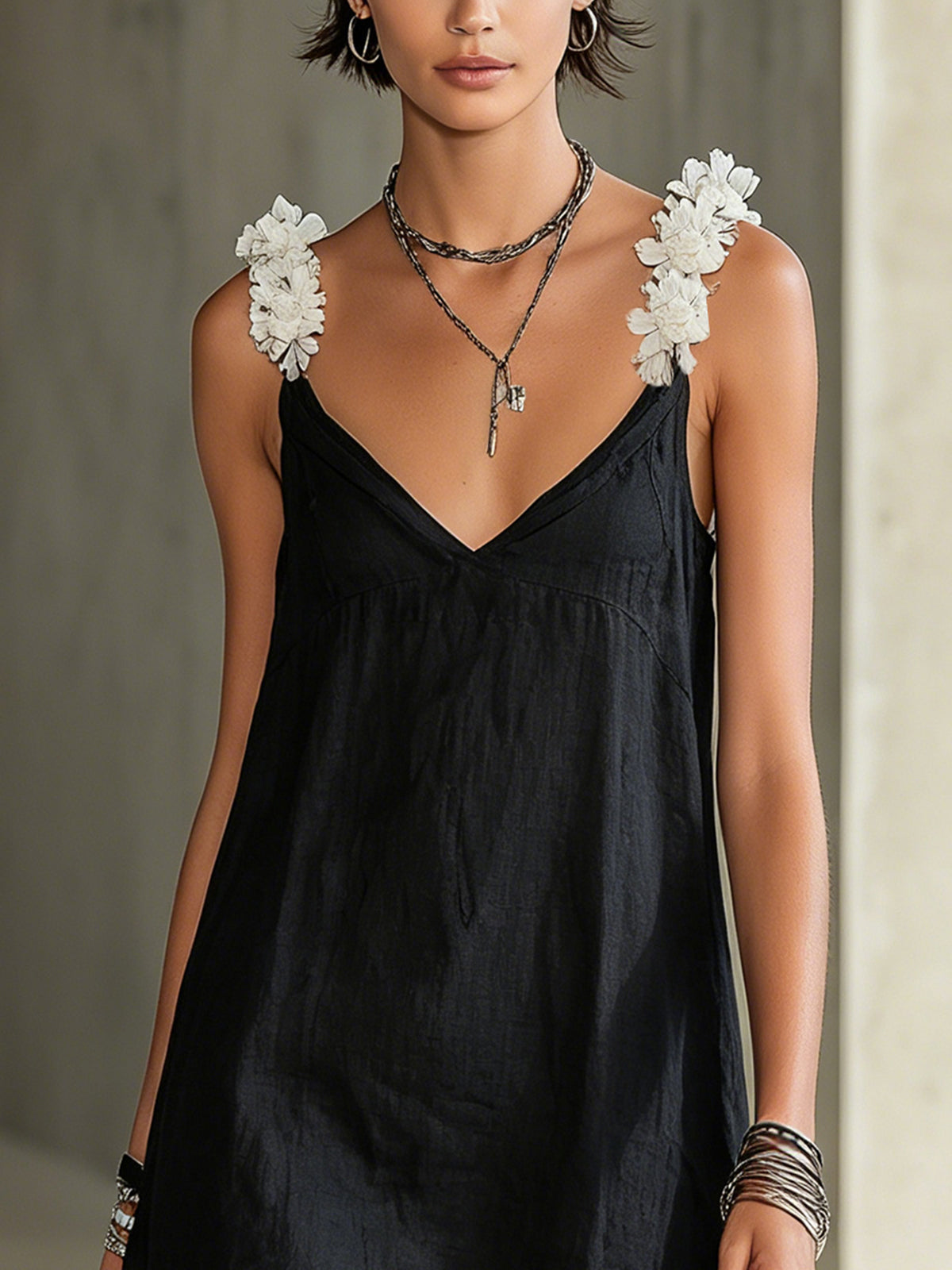 Vestido Violeta Cortés con Escote en V y Tirantes Florales