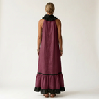 Mayline | Vestido largo sin mangas con cuello de volantes y ribete en contraste