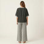 Juliana | Top estilo universitario con escote en V y conjunto de pantalón ancho a rayas