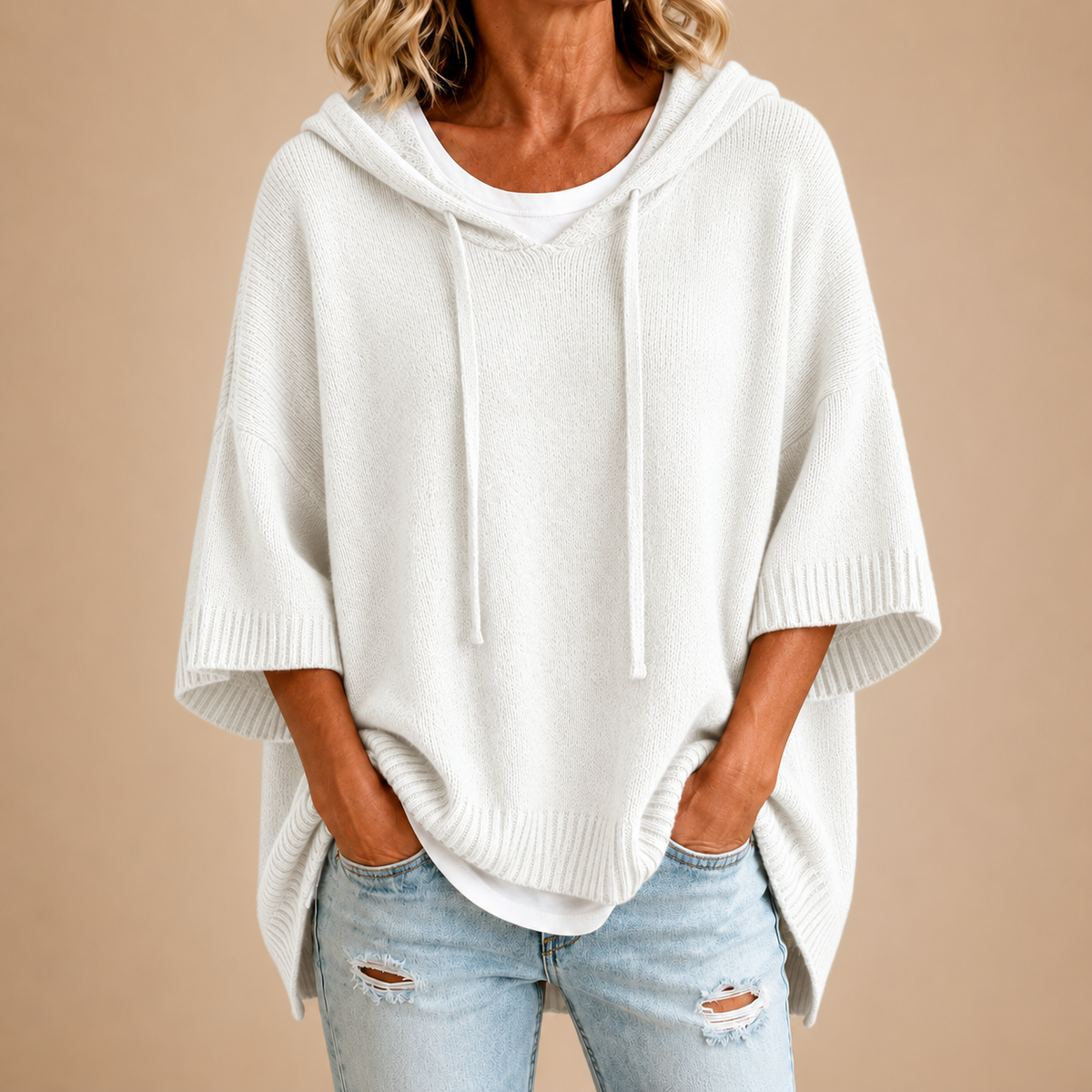 Poncho Violeta Cortés con Capucha en Blanco