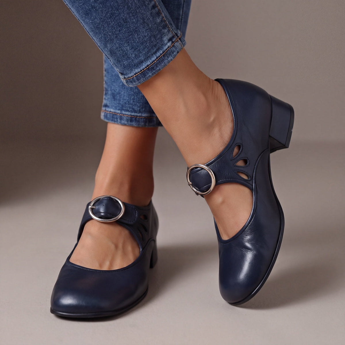 Zapatillas Violeta Cortés con Diseño Mary Jane - Azul Marino