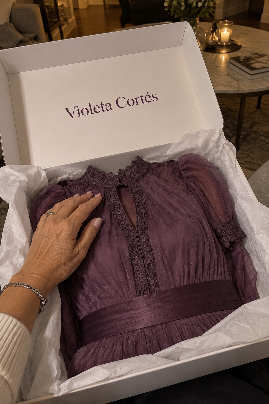 Vestido Violeta Cortés con Gasa Fluida y Encaje