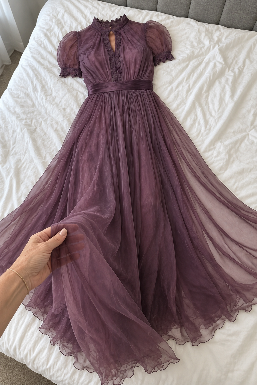 Vestido Violeta Cortés con Gasa Fluida y Encaje