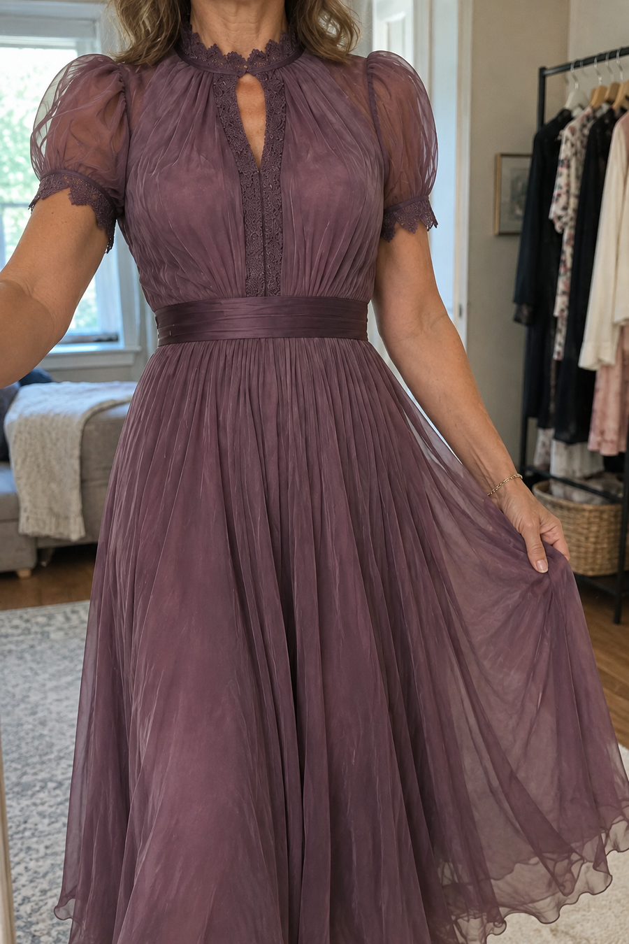 Vestido Violeta Cortés con Gasa Fluida y Encaje